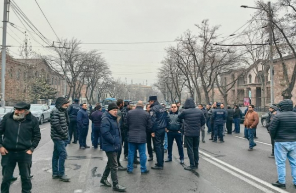 Родственники пропавших без вести военнослужащих перекрыли проспект Баграмяна (видео)